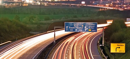 Autobahn bei Nacht

