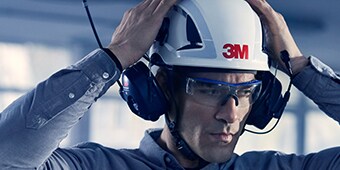 Mann, der in ein 3M™ Gehörschutz-Headset spricht
