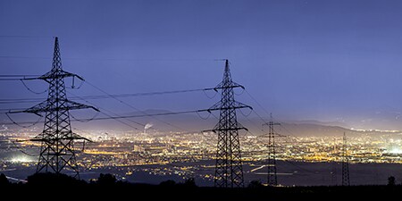 Strommasten in einer Stadtlandschaft
