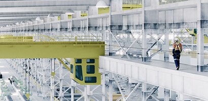 Großer Arbeitsbereich in der Produktionsanlage
