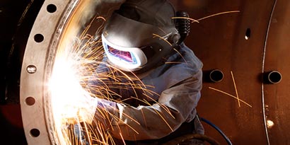 Arbeiter beim Metallschweißen 
