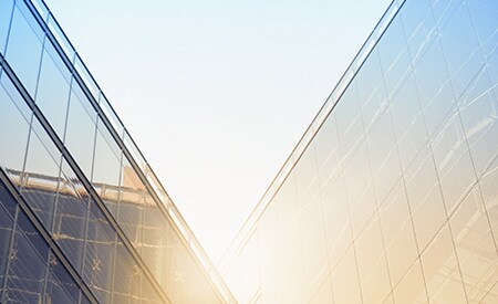 Heller Sonnenschein über eckigen Gebäuden mit vielen Fenstern
