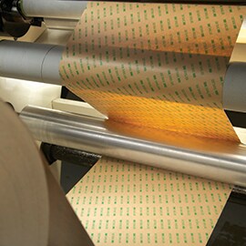Erfahren Sie mehr über Schritt 3, „Bestimmung der Prozessschritte“, unter „3M ASPEC-Methode“. Bild einer Rolle Transferklebeband im Herstellungsprozess