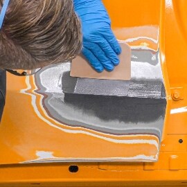 Techniker trägt eine zweite Schicht 3M™ Epoxidharz Zinnersatz-Spachtelmasse