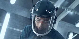 Anwender, der ein Gebläseatemschutzsystem trägt
