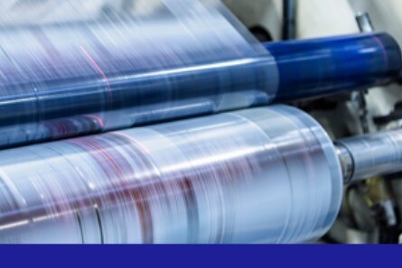 Transparentes Verpackungsmaterial in einer laufenden Druckmaschine