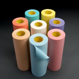 Hochwinkelbild von acht 3M Klischeeklebebändern