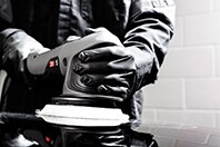 Bild mit einer Person, die eine Fläche poliert