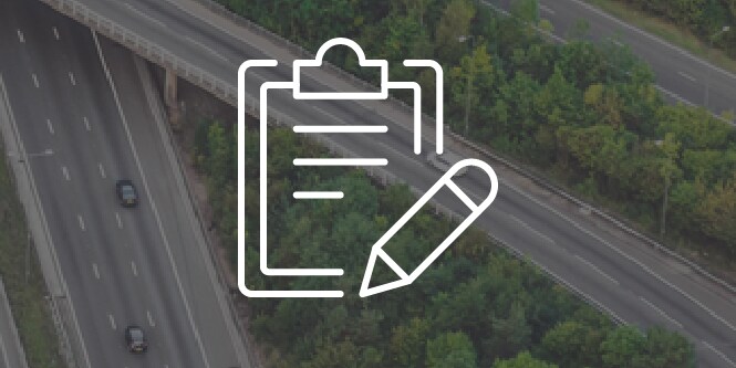 Checklisten-Symbol vor einem farbreduzierten Autobahn-Hintergrund.
