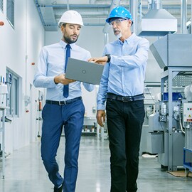 Ingenieure beim Gang durch eine automatisierte Fertigungsanlage