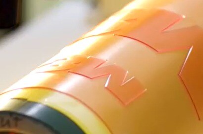 Endansicht einer Flexodruckplatte auf einem Zylinder, der in einem Drucker läuft
