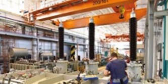 Im Arbeitsbereich von Brückenkränen wird eine Absturzsicherung benötigt
