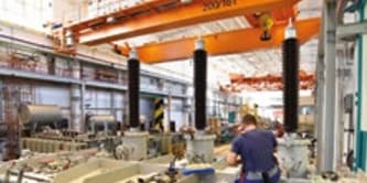Im Arbeitsbereich von Brückenkränen wird eine Absturzsicherung benötigt
