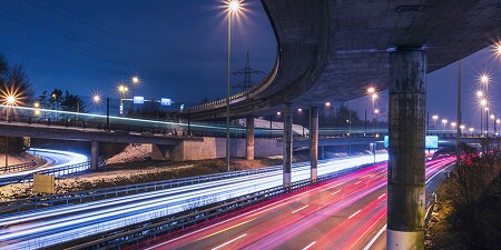 Straßen und Autobahnen bei schlechten Lichtverhältnissen
