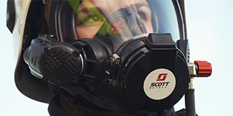 Feuerwehrmann mit Pressluftatmer und Atemluftflasche, Rückansicht
