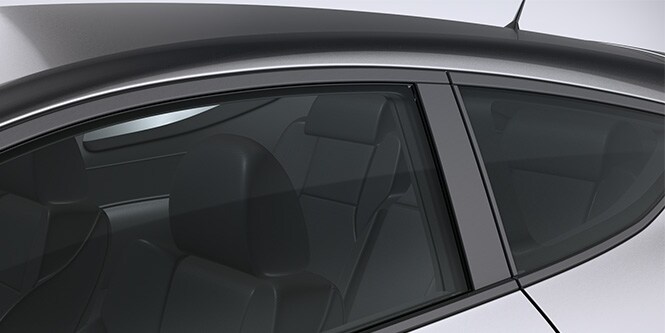 Blackout Film auf dem Türflügel eines grauen Coupés.
