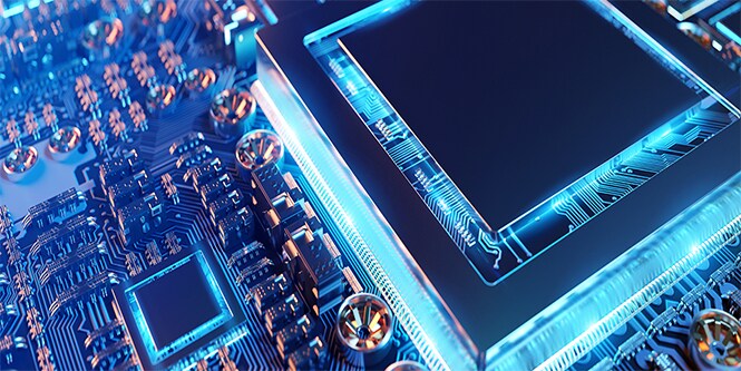 Nahaufnahme einer elektronischen Leiterplatte mit einem Mikrochip in der Mitte, blau beleuchtet 

