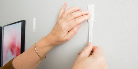 Entfernen von Command Strips von einer Wand
