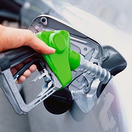Nahaufnahme einer Person beim Auftanken eines Autos