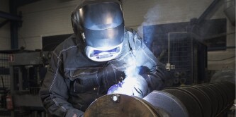 Männer beim Schweißen von Metall mit einer Schweißmaske G5-01
