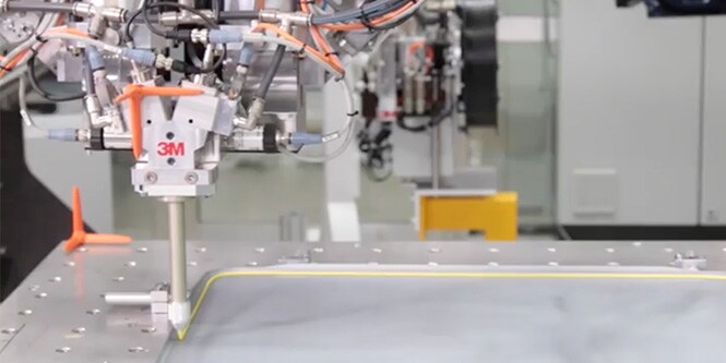 Video-Thumbnail, das die Applikation von 3M Klebstoff durch einen Roboterarm zeigt.
