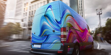 Farbige Autofolierungen auf einem Lieferwagen
