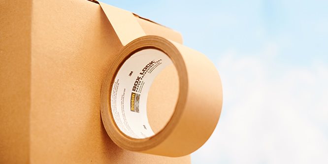 Nahaufnahme von Scotch® Box Lock™ Papier-Verpackungsklebeband auf einem Karton
