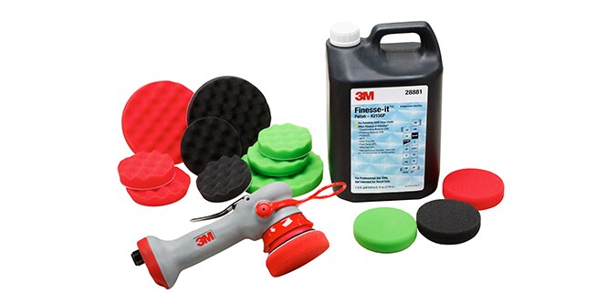 Bild von industriellen Polierpads, einer Poliermaschine und von 3M™ Finesse-It™ Politur
