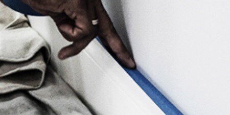 Professioneller Dekorateur verwendet den blauen Profi – 3M™ Abdeckband 2090
