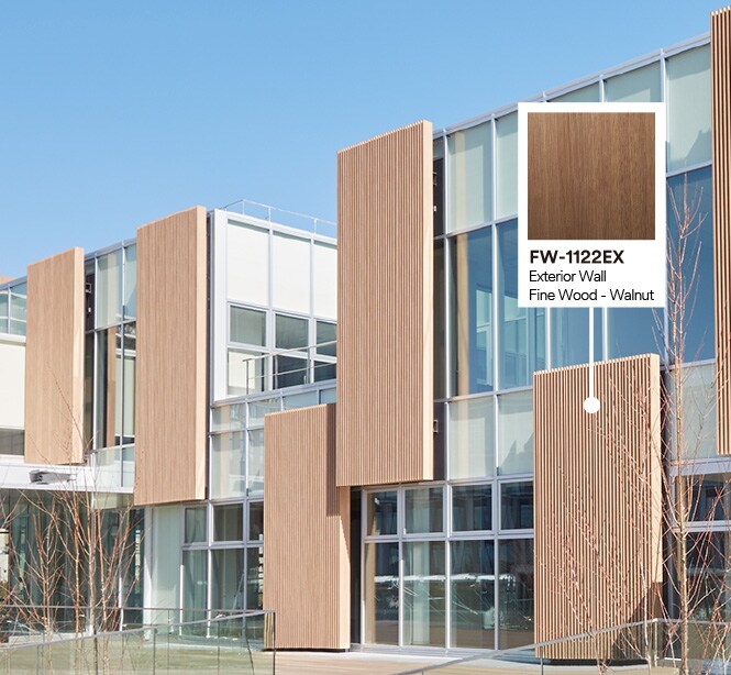 Außenansicht eines Gebäudes mit Glas- und Holzfassade, DINOC EX Folie Walnuss.