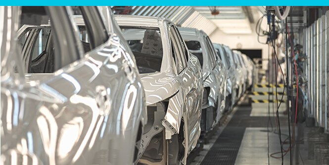Reihe parkender Autos

