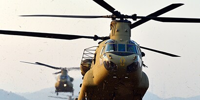 Blick auf einen Hubschrauber und die Rotorblätter im Flug
