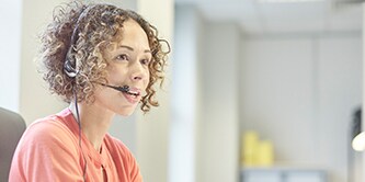 Person, die über ein Headset spricht
