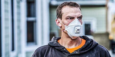 Professioneller Maler mit Atemschutz
