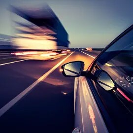 Auto auf einer belebten Straße