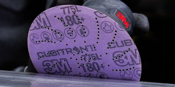 3M Xtract™ Cubitron™ II Filmscheibe 775L auf 3M Xtract™ Exzenterschleifer
