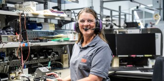 Frau, die einen 3M‑Gehörschutz verwendet
