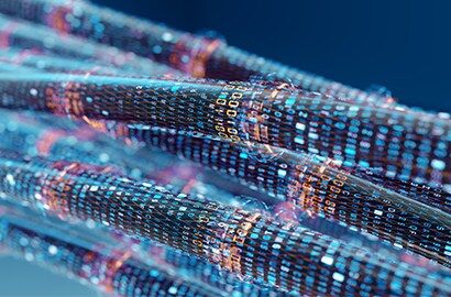 Hightech-Grafik eines Kabelbündels, bei dem jedes Kabel mit einer digitalen Überlagerung aus Text und Zahlen umhüllt ist