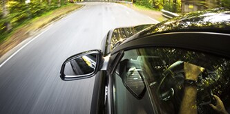 Ein Auto fährt auf einer Straße
