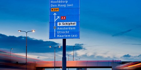 Reflektierende Überkopf-Beschilderung auf einer stark befahrenen Autobahn

