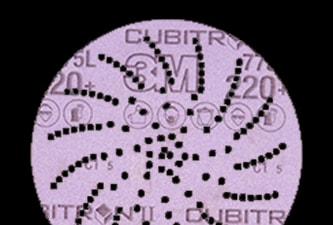 3M Xtract™ Cubitron™ II Filmscheibe 775L auf schwarzem Hintergrund
