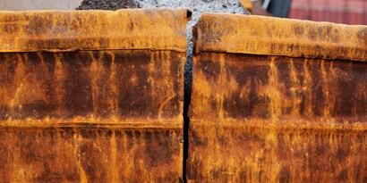 Die Verklebung von rostigem Eisen stellt eine Herausforderung dar; Eine Oberflächenvorbereitung kann die Wirksamkeit des Klebstoffs beeinflussen.
