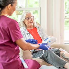 Ein Arzt behandelt einen Patienten mit der V.A.C. Therapie