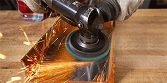 Reinigung von Metall mit der 3M Scotch-Brite Clean and Strip XT Scheibe
