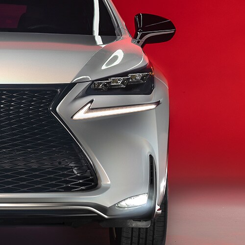 Detail einer Lackschutzfolie auf der vorderen Stoßstange eines SUVs
