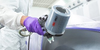 Die 3M™ Hochleistungslackierpistole ist für einen präzisen Auftrag optimiert
