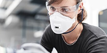 Person, die eine Vollsicht-Schutzbrille und Maske trägt
