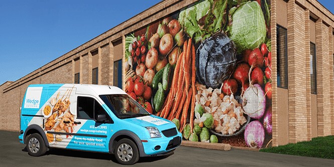 Hellblaues Fahrzeug mit Envision Print Wrap Folie LX480mC
