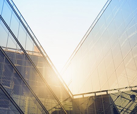Heller Sonnenschein über eckigen Gebäuden mit vielen Fenstern
