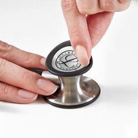 Finger entfernen die einstellbare Membran vom Trichter eines 3M Littmann Classic III Stethoskops.